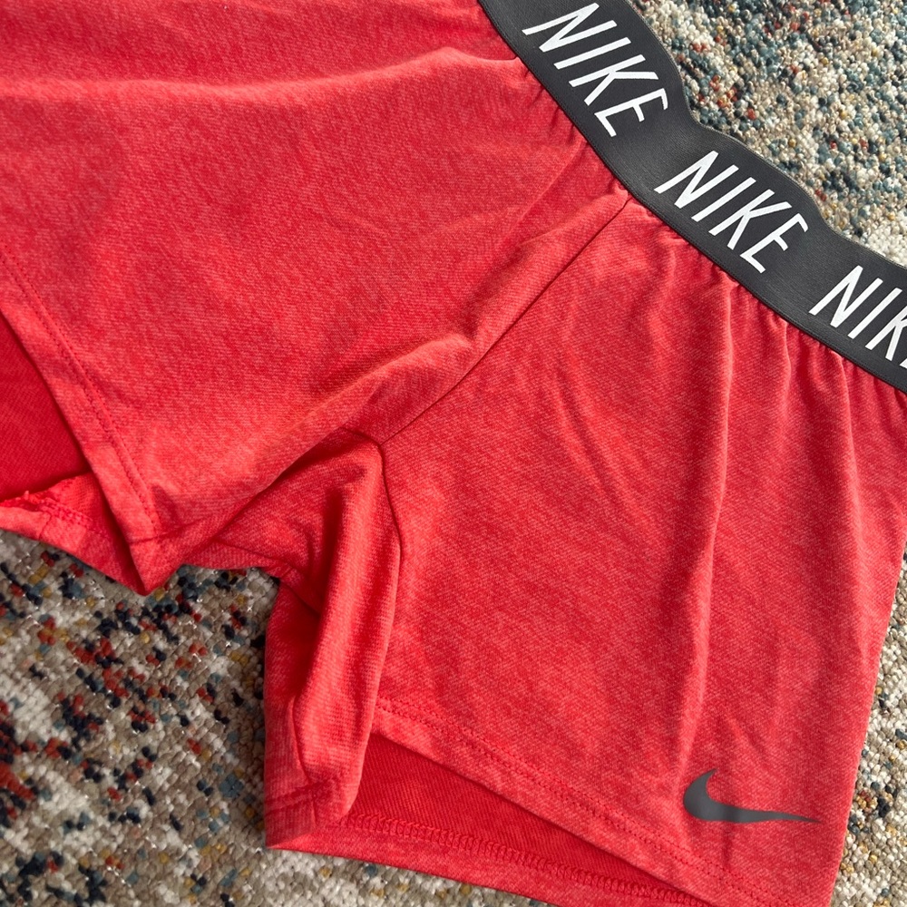 Girl Nike Dri-Fit shorts - Picture 2 of 5
